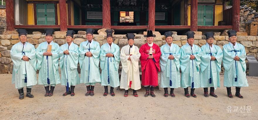 헌관과 유림들이 분향 전 명륜당 강학마당에서 사진촬영을 하고 있다.(수정).jpg