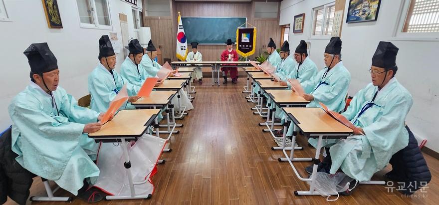 백록동학규를 앙송하고 있다.(수정).jpg