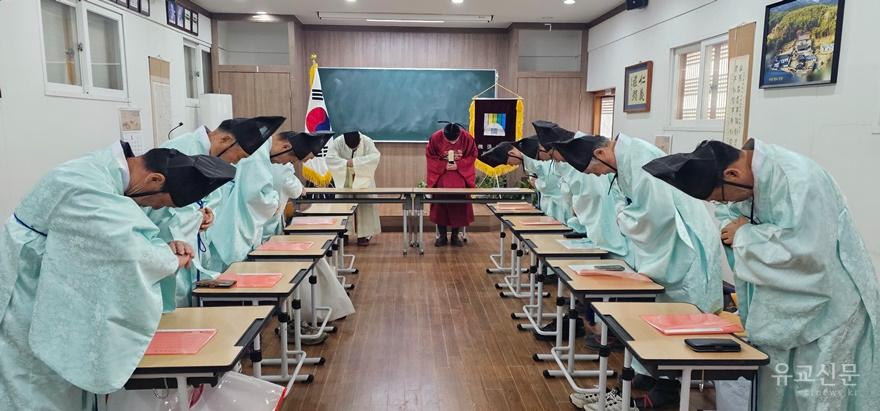 전교와 유도회장이 유림들과 상읍례를 하고 있다.(수정).jpg