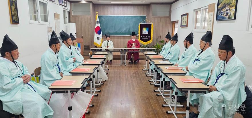 전교와 유도회장의 덕담과 훈시를 듣고 있다.(수정).jpg
