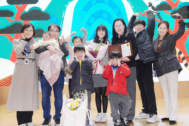 사본 -2-1. 6자녀 키우는 이혜련씨, ‘출생친화 분위기 조성 유공’ 수원시장 표창 받아 880.jpg