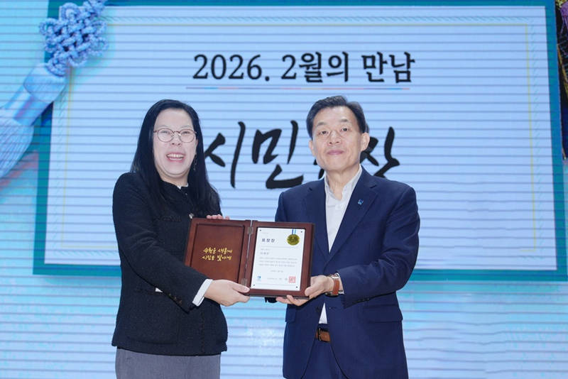 사본 -2-2. 6자녀 키우는 이혜련씨, ‘출생친화 분위기 조성 유공’ 수원시장 표창 받아 880.jpg