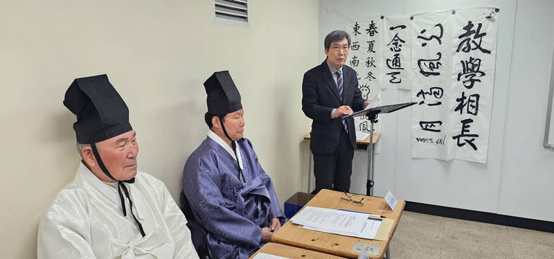 박인태 사무처장이 사회를 보고 있다.(수정).jpg