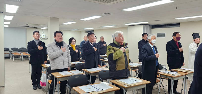 참석한 임원들이 국민의례를 하고 있다.(수정).jpg