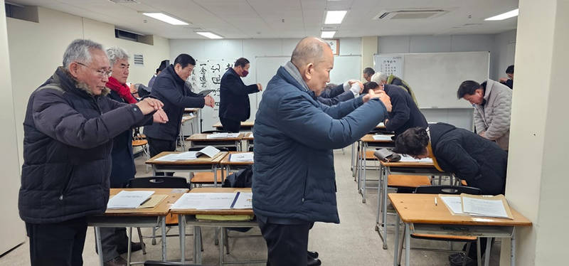 재단 임원들이 상읍례를 하고 있다.(수정).jpg
