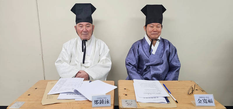 당연직 이사인 김관복 동래향교 전교와 정종영 기장향교 전교가 회의 진행사항을 경청하고 있다.(수정).jpg
