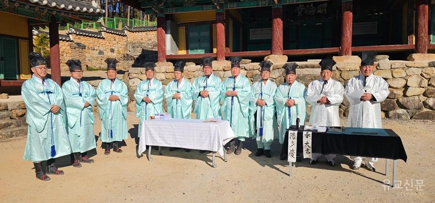 입춘행사를 위해 명륜당 강학마당에서 준비를 하고 있다.(수정).jpg