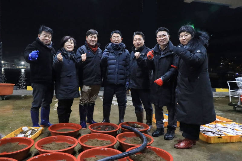 [크기변환]1.삼척시의회 어판장 등 민생현장 방문 사진1.JPG