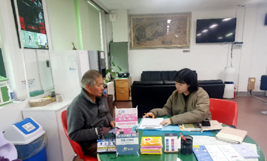 찾아가는일자리상담실 상담 사진.png