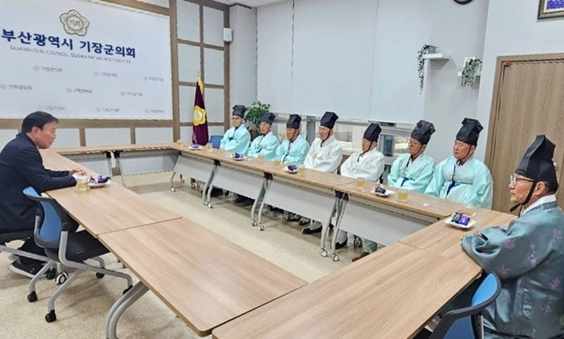 정종영 전교와 유림들이 기장군의회 접견실에서 박홍복 의장과 환담을 나누고 있다.(편집수정).jpg