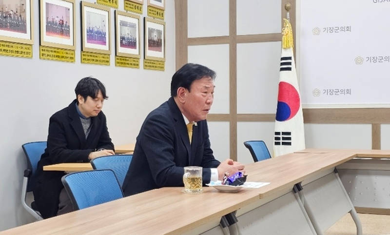 박홍복 의장이 유림들과의 대화중에 의견을 말하고 있다.(편집수정).jpg