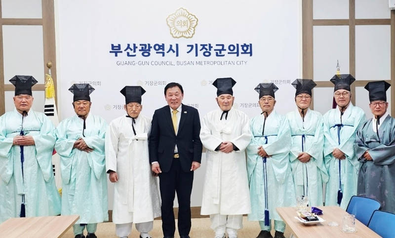 박홍복 기장군 의회 의장과 사진촬영을 하고 있다.(편집수정).jpg