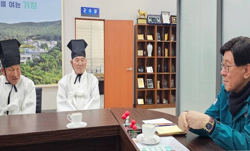 정종영 전교와 정태우 회장이 정종복 군수에게 향교 현황을 설명하고 있다.(편집수정).jpg