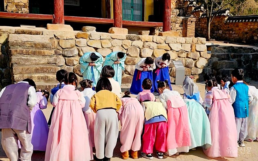 입교식을 하며 향교 선생님들에게 어린이들이 절을 하고 있다.(수정).jpg