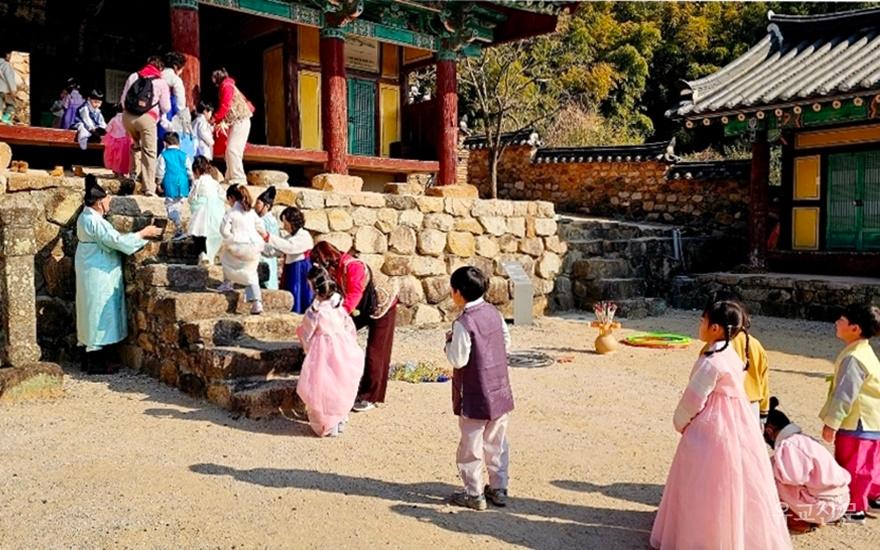어린이들이 예절교육을 받기 위해 입교식을 마치고 명륜당으로 오르고 있다.(수정).jpg