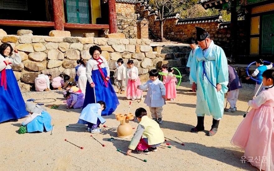 명륜당 강학마당에서 어린이들이 전래놀이를 하고 있다.(편집수정).jpg