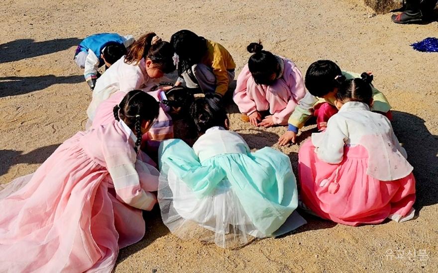 도심지에서 잘 접하지 못하는 흙놀이를 하고 있다.(수정).jpg