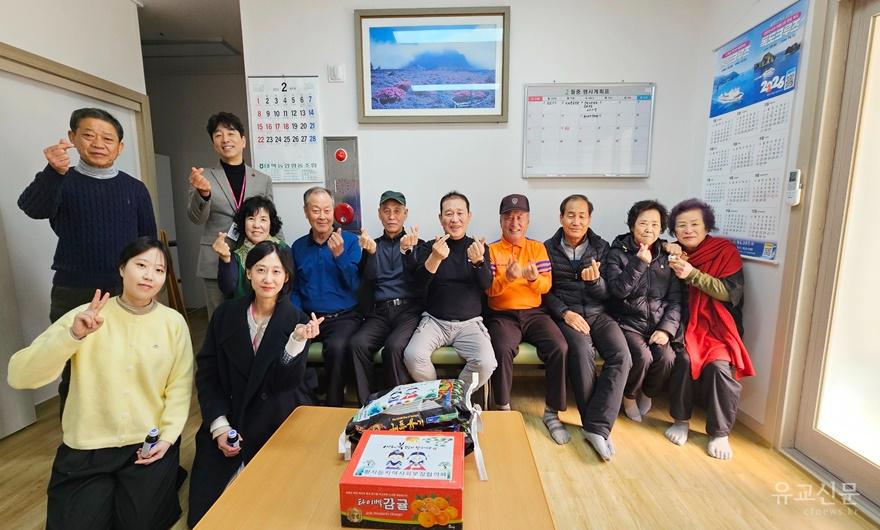 2. 황지동 지역사회보장협의체, 설 맞이 경로당 방문.jpeg