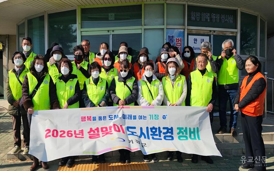 허춘자 센터장과 봉사자들이 사진촬영을 하고 있다.(수정).jpg