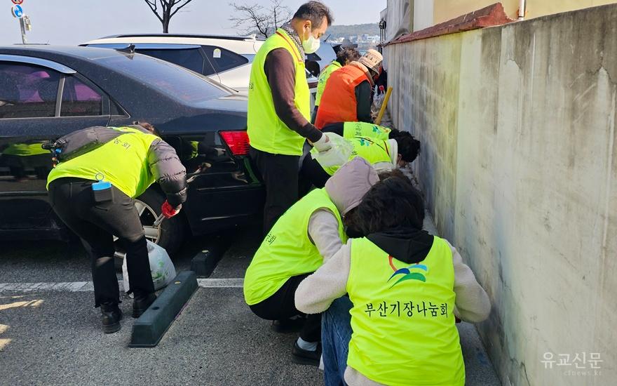 공영주차장 쓰레기 줍기 활동을 하고 있다.(수정).jpg