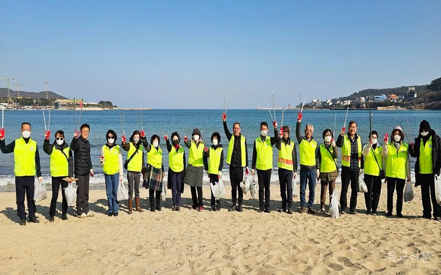 일광해수욕장 바닷가 정비활동을 하고 사진촬영을 하고 있다.(수정).jpg
