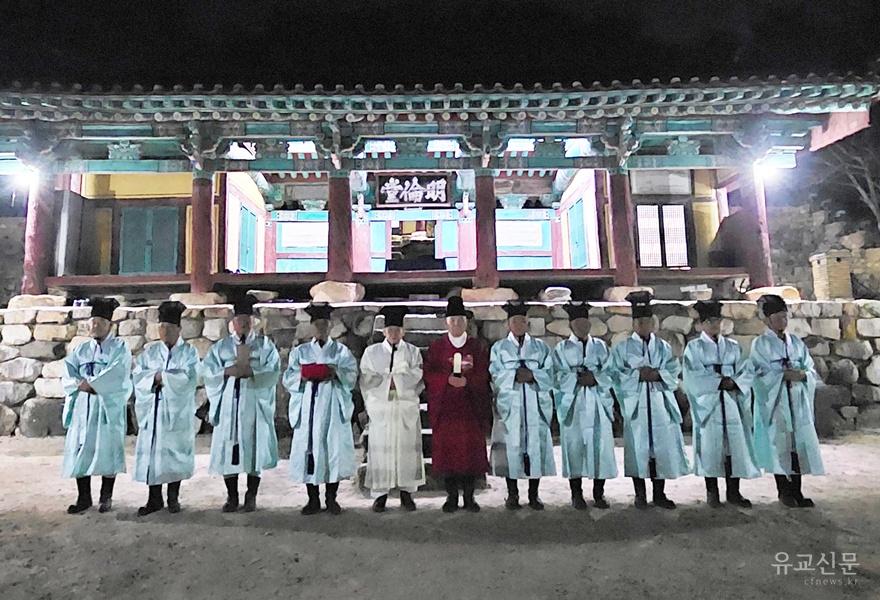 분향 전에 입교한 유림들이 사진촬영을 하고 있다.(수정).jpg