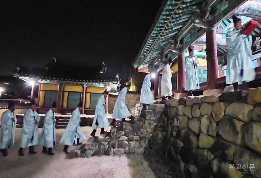 분향봉행을 위해 유림들이 대성전 제향마당을 향해 가고 있다.(수정).jpg