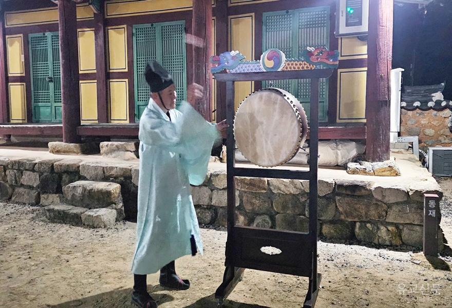 정숭범 연락수석장의가 시보격고를 하고 있다.(수정).jpg
