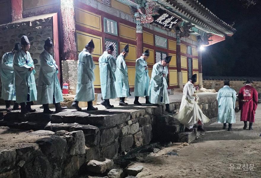 정월 초하루를 맞아 순묘의례를 하고 복위하고 있다.(수정).jpg