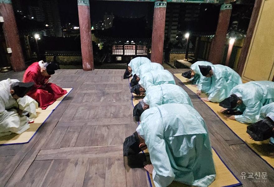 전교와 유도회장에게 유림들이 명륜당 대청마루에서 설날을 맞아 서로 세배를 하고 있다.(수정).jpg
