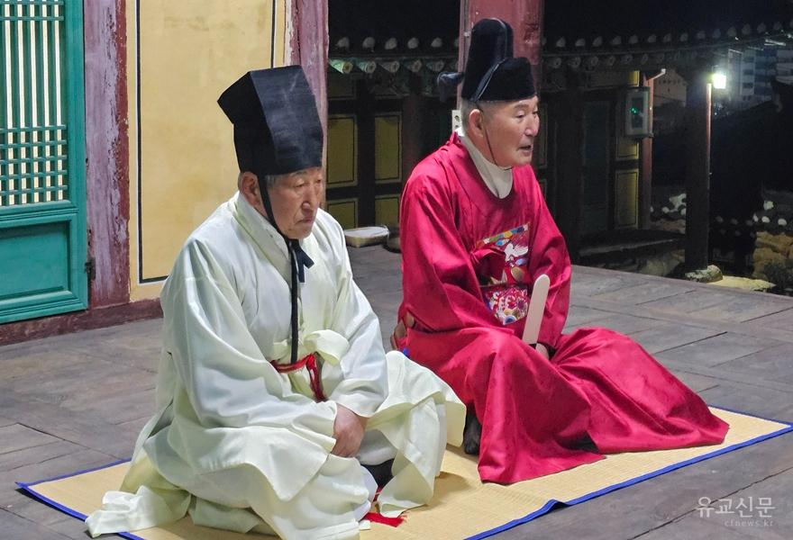 전교와 유도회장이 새해 덕담을 하고 있다.(수정).jpg