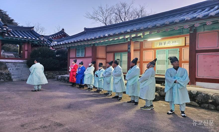 02-삼문 앞에 헌관및 참례자가 서립 해 있다..jpg