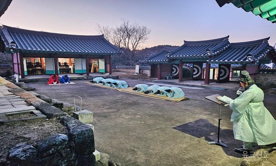 03-헌관 및 참례자가 사배(四拜)를 하고 있다..jpg