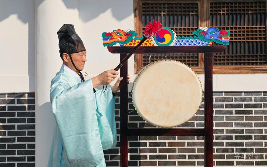 오동석 장의가 시보격고를 하고 있다.(수정).jpg