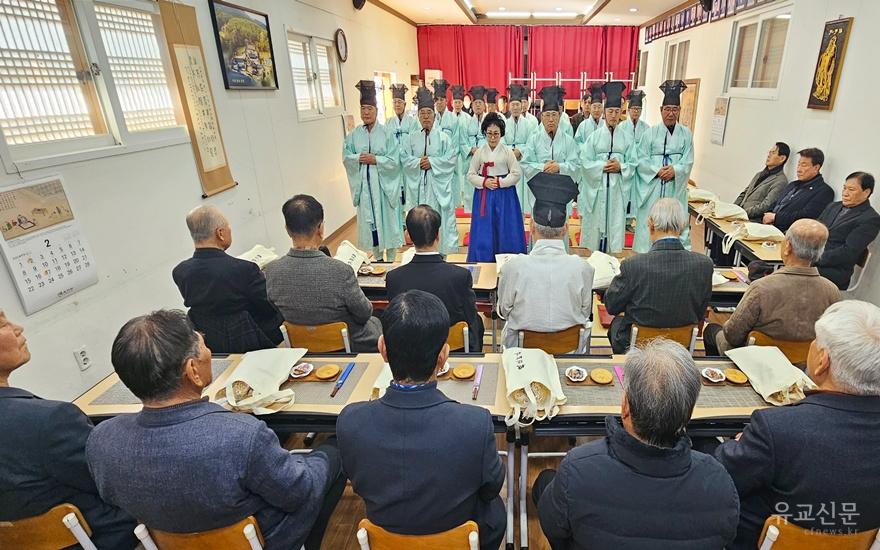 유림들이 폐백을 올린 후 예를 갖추고 있다.(수정).jpg