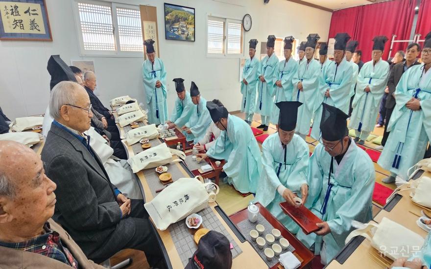 헌주를 드리기 위해 잔을 채우고 있다.(수정).jpg