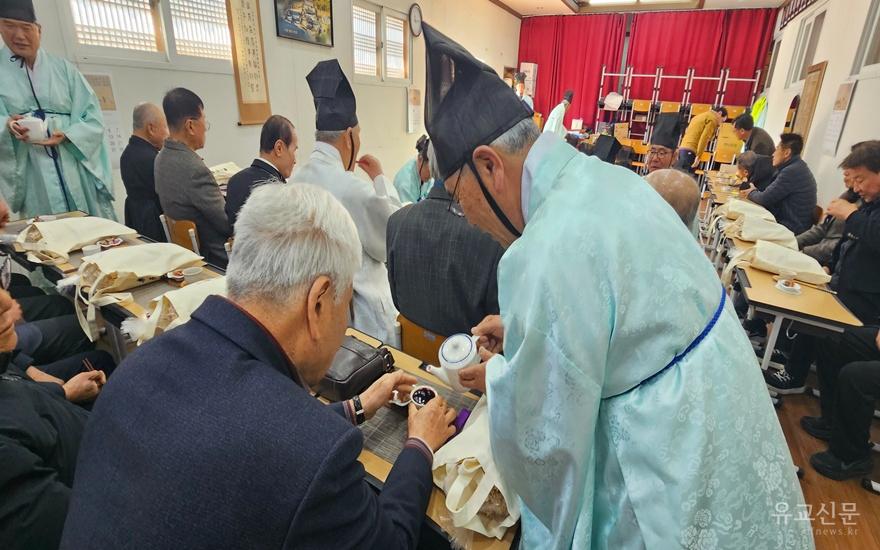 오하수 원임회장에게 정철우 교화수석장의가 잔을 올리고 있다.(수정).jpg