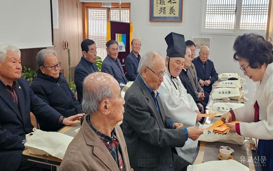 왕금자 여성회장이 하례를 하고 있다.(수정).jpg