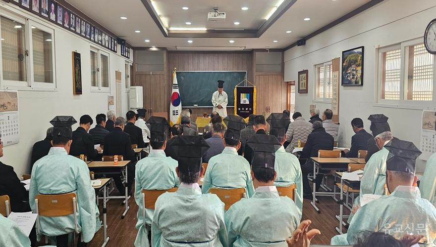 정종영 전교가 인사와 회의를 주관하고 있다.(수정).jpg