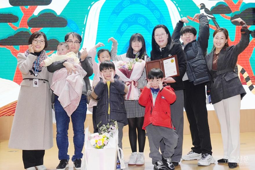 사본 -1-1. 6남매 가족 수상 small.jpg
