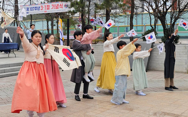 극단 가마골 단원들이 공연을 하고 있다.(편집수정).jpg