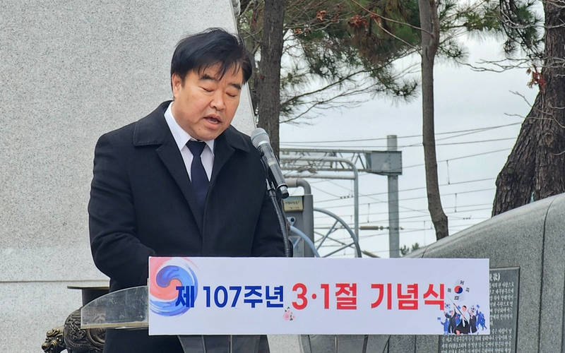 김정우 기장광복회 회장이 기념사를 하고 있다.(수정).jpg