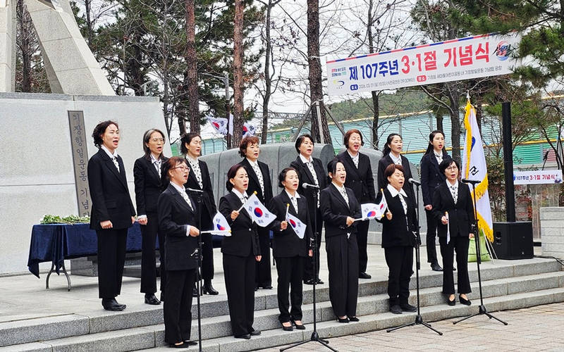 해송합창단이 삼일절 노래를 부르고 있다.(수정).jpg