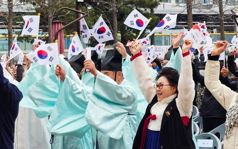 기장유림들이 만세삼창을 하고 있다.(수정).jpg