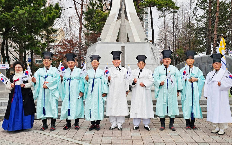 헌화 및 분향 후 기념촬영을 하고 있다.(편집수정).jpg