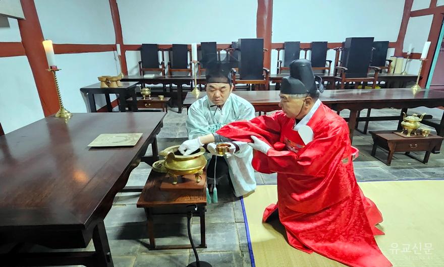 01-헌관 최돈균 전교가 삼상향을 하고 있다..jpg
