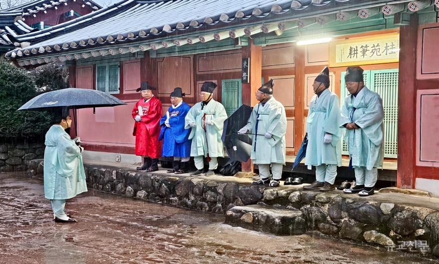 02-헌관 및 참례자가 삼문 앞에 서립해 있다..jpg