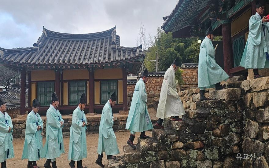 향궤를 모시고 대성전으로 나아가고 있다.(수정).jpg