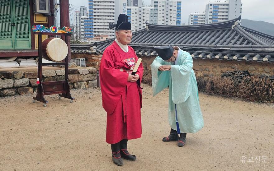 헌관에게 알자가 행사를 청하고 있다.(수정).jpg