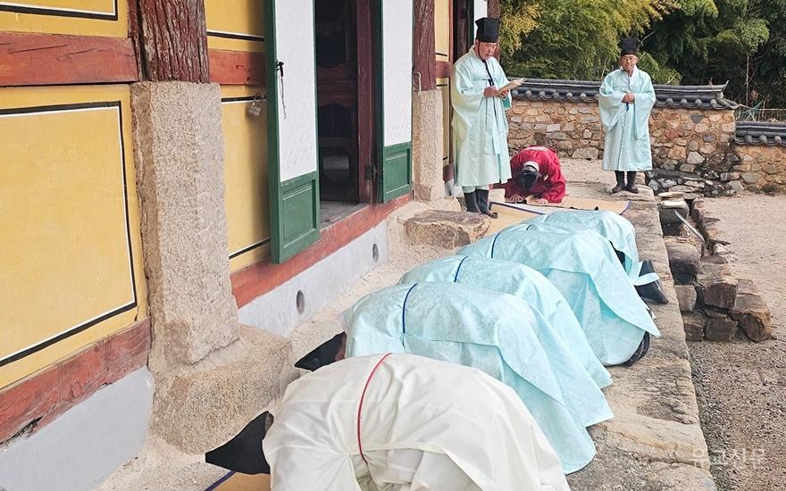 궂은 날씨로 인해 명륜당 월대에서 사배를 올리고 있다.(수정).jpg